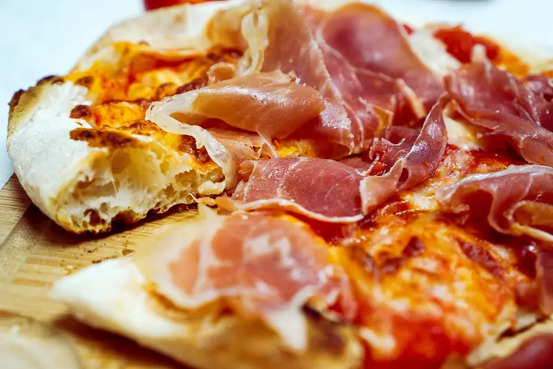 Parma ham pinsa close-up
