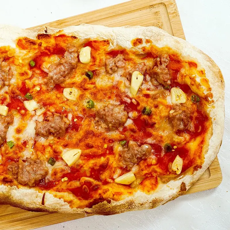 Roman-style pizza with garlic and chili